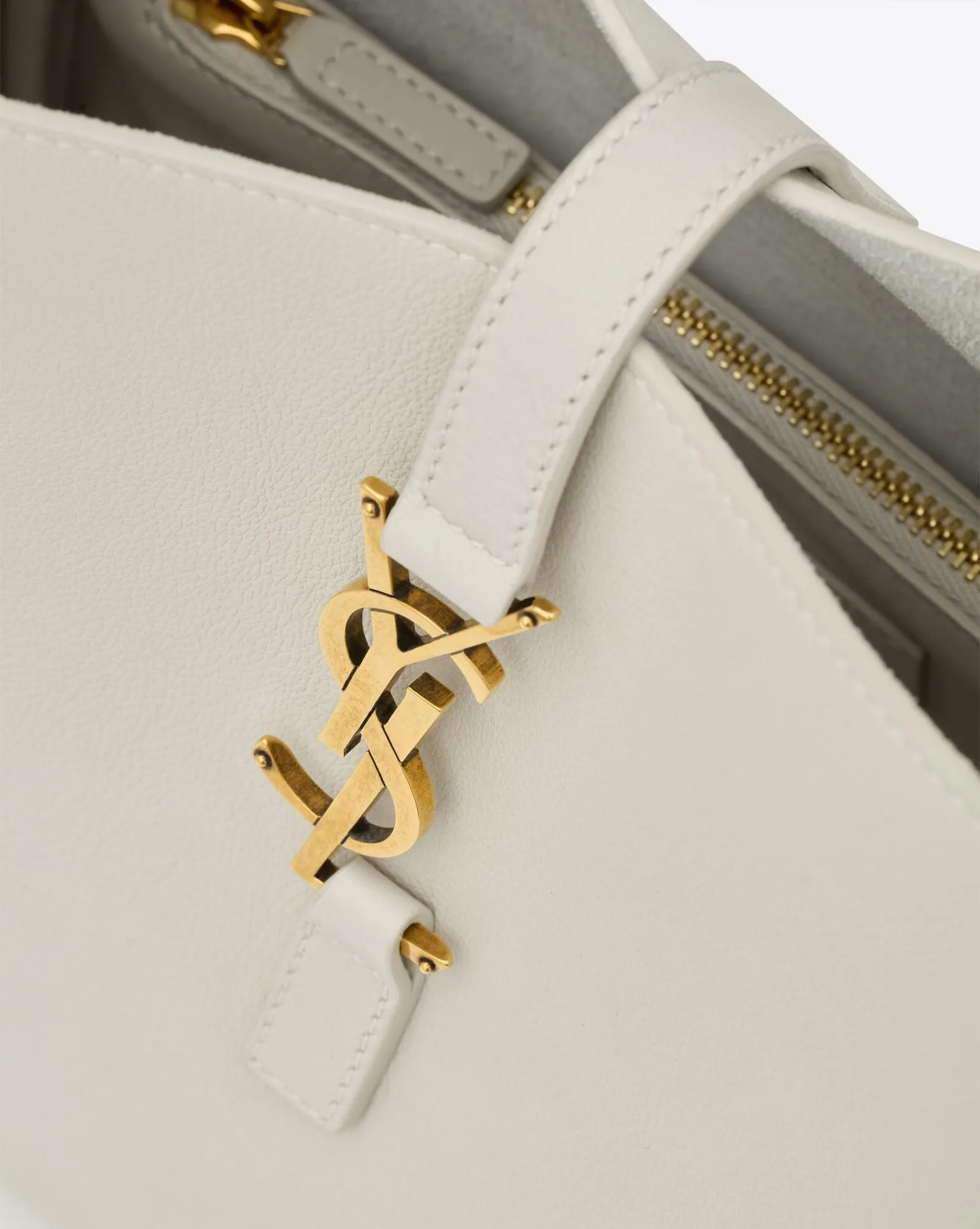 Le 5 À 7 Supple Small In Grained Leather