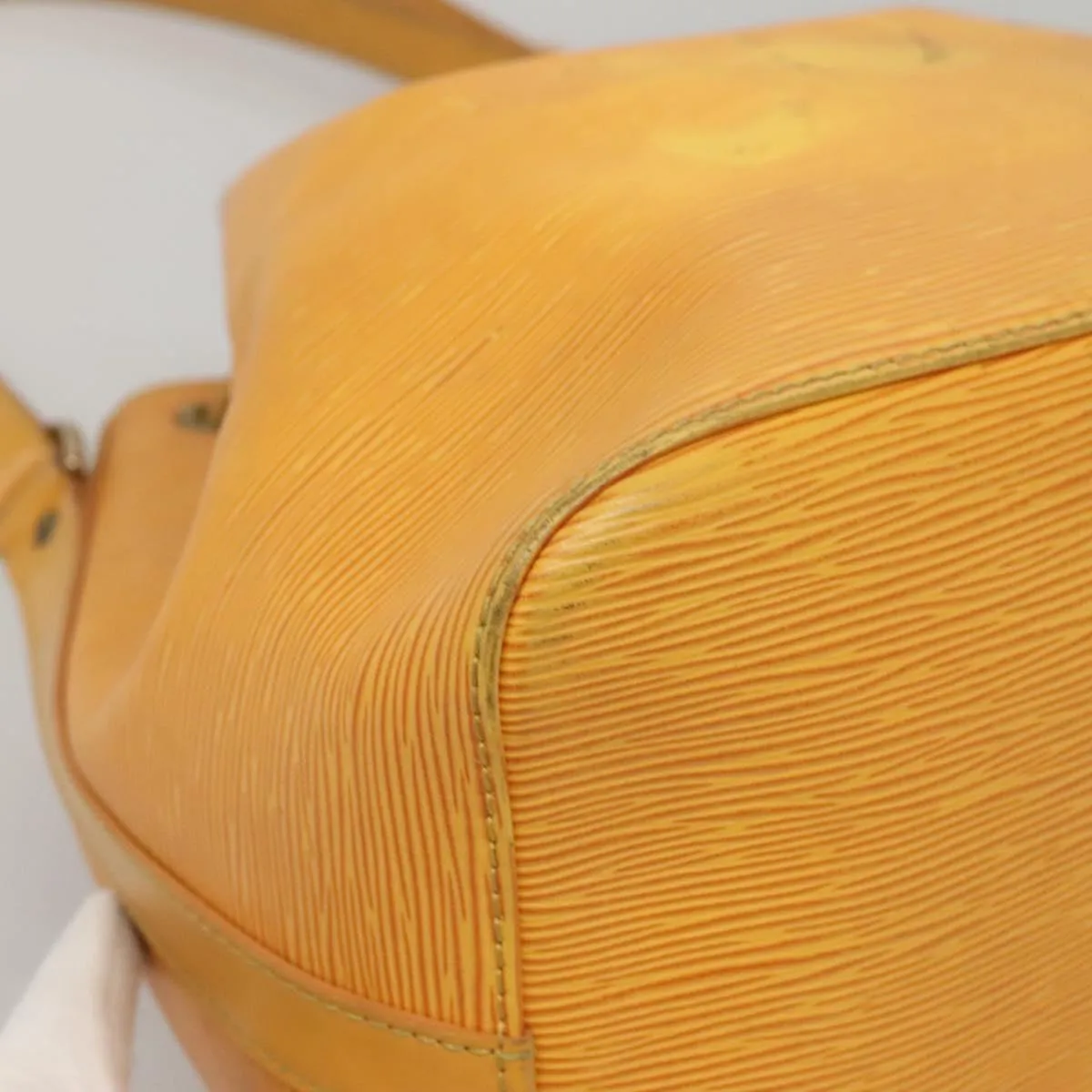 Noe Bucket Bag Drawstring Closure