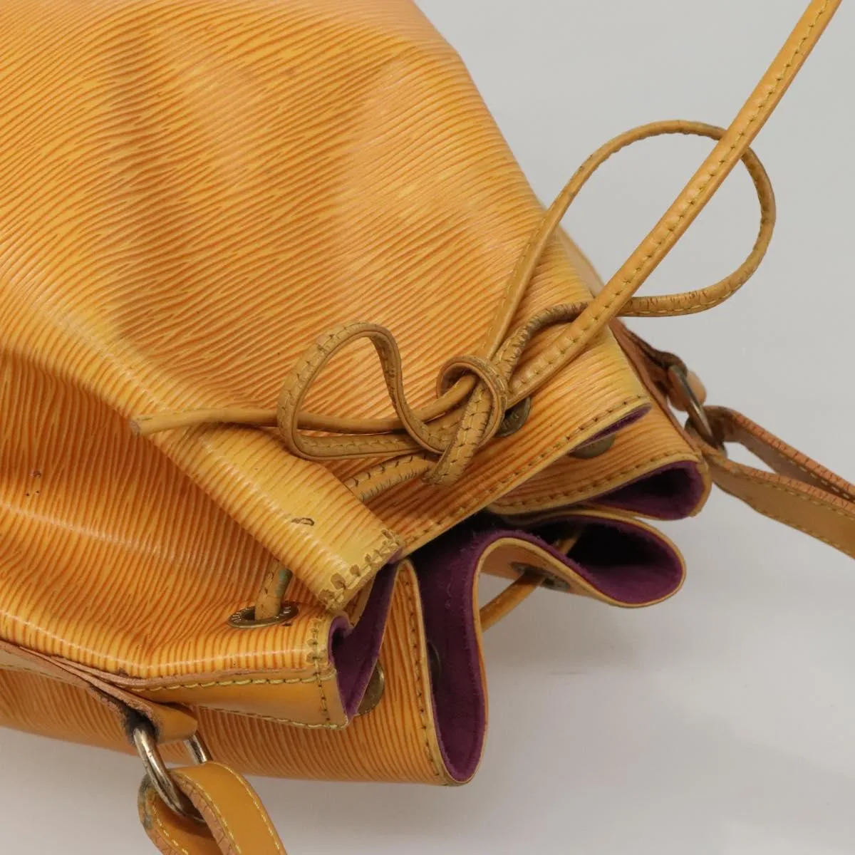 Noe Bucket Bag Drawstring Closure
