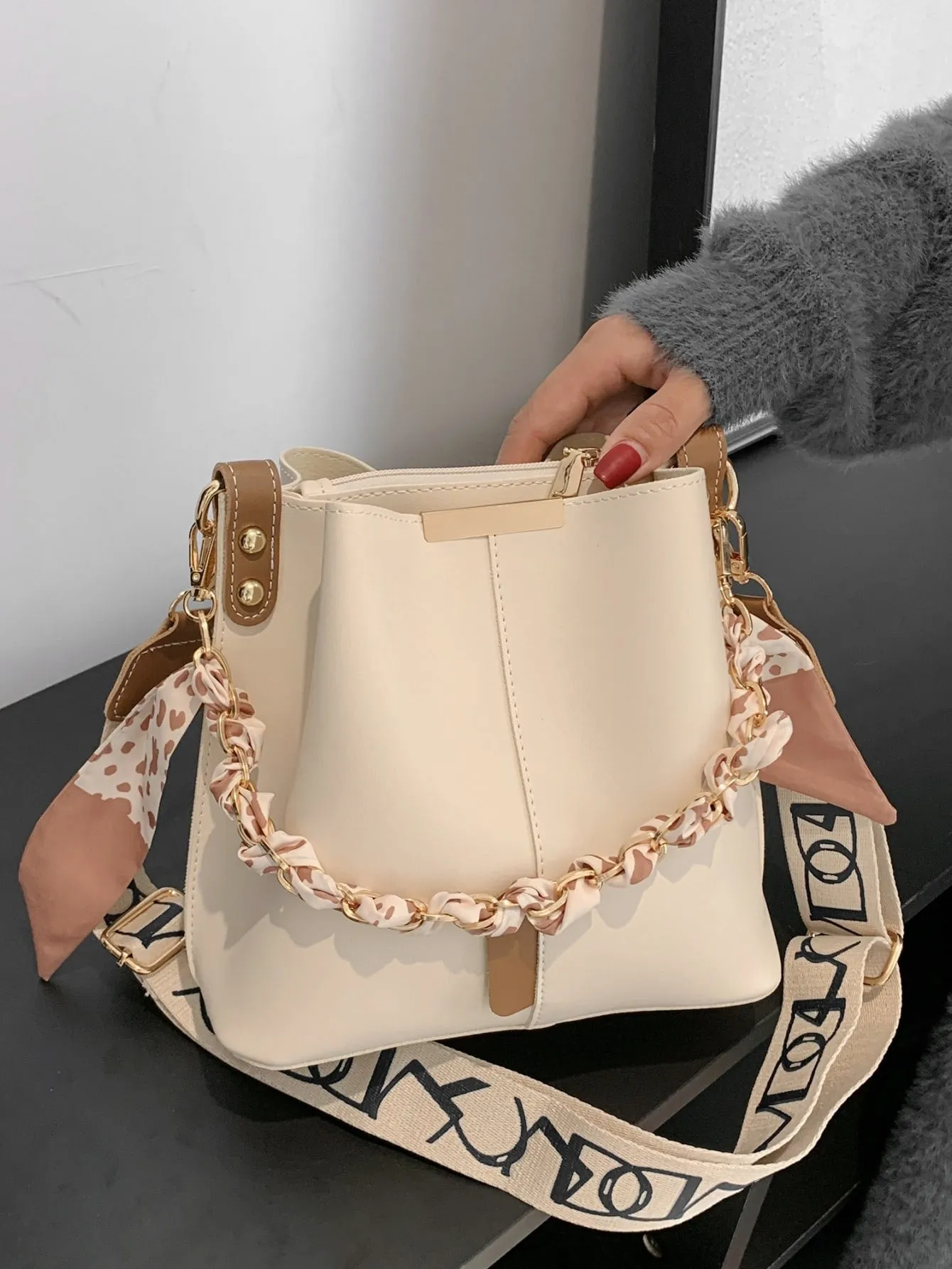 Small Chain Decor Bucket Bag - White- FD ⚡