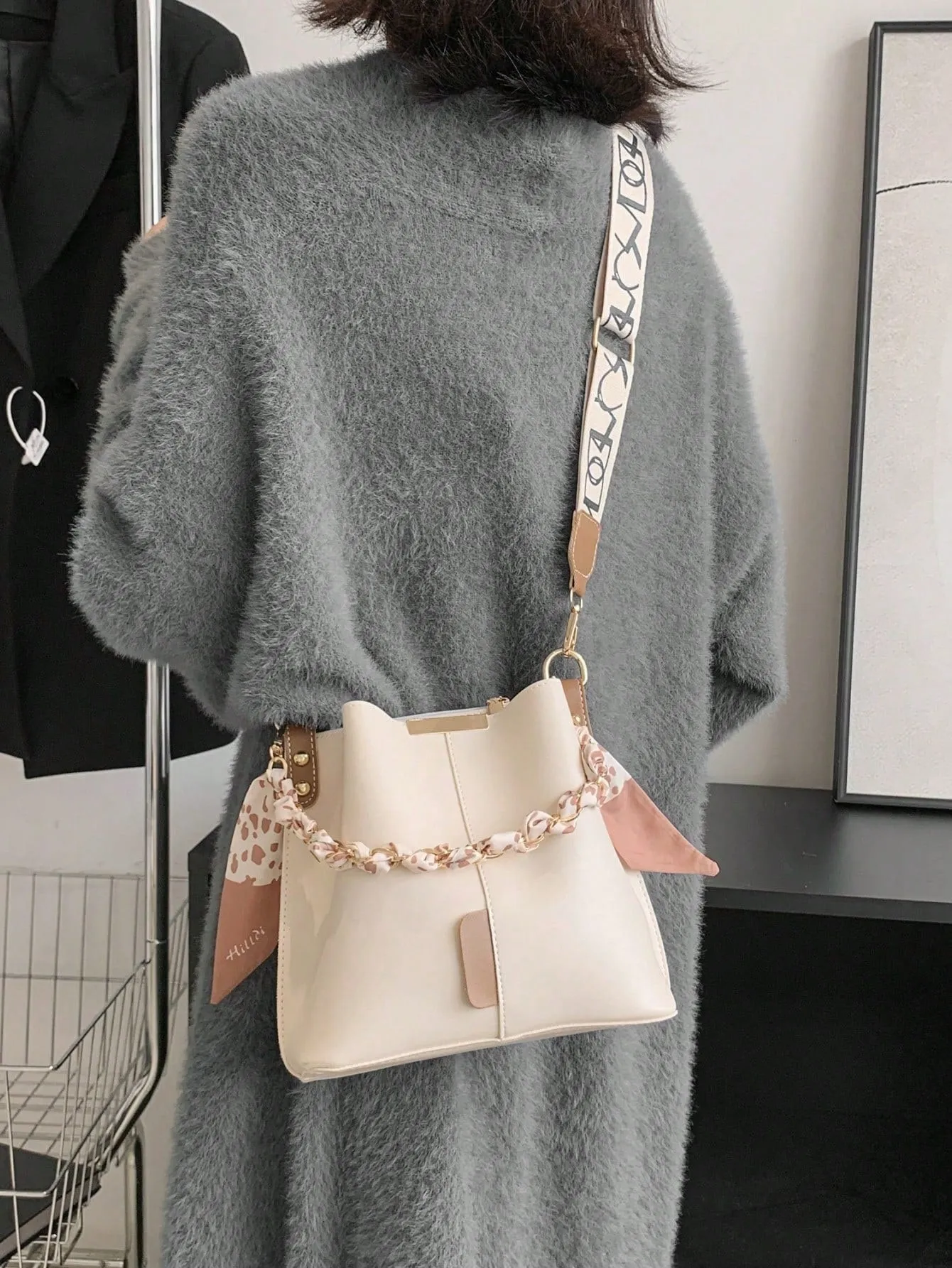 Small Chain Decor Bucket Bag - White- FD ⚡