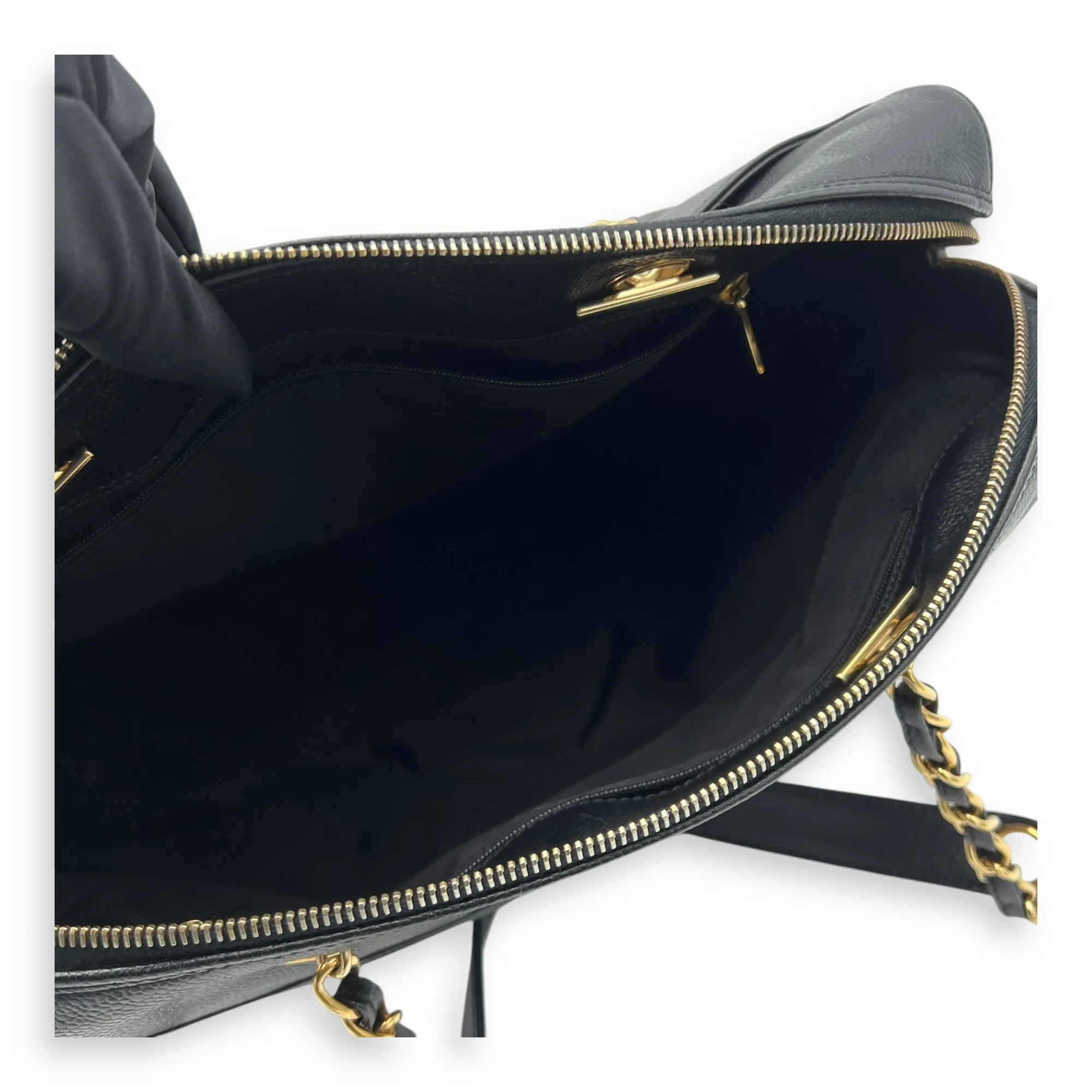 Vintage Shoulder Bag Black in Caviar Leather, Gold hardware