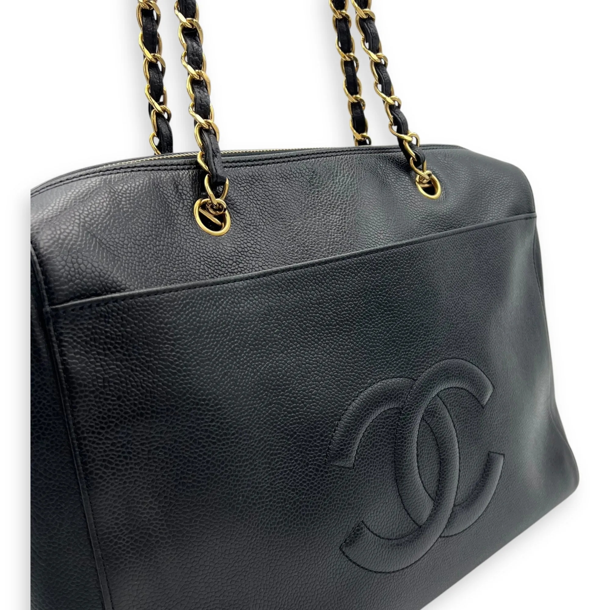 Vintage Shoulder Bag Black in Caviar Leather, Gold hardware
